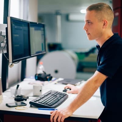 imgs_resources_support support technician working at a desk